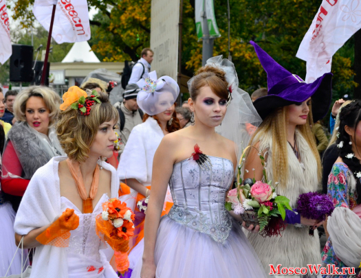 Невесты на параде в парке Сокольнки